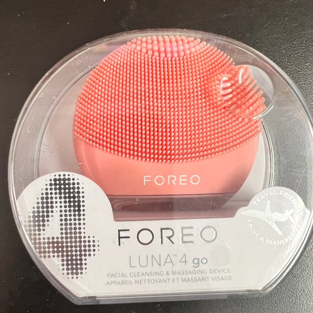 FOREO LUNA 4 Go Facial Cleansing & Massaging Device Peach Perfect